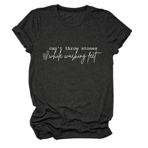 T-shirt femme gris foncé col rond avec illustration florale et citation inspirante