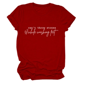 Détail du lettrage artistique blanc et de l'imprimé floral sur le t-shirt bordeaux col rond