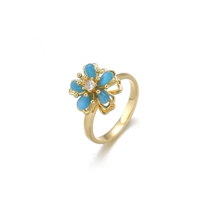 Détail de la bague fleur dorée avec pétales œil de chat bleu et centre en zircone