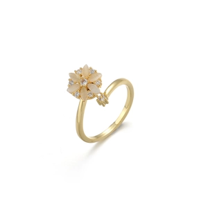 Dettaglio anello fiore dorato con petali di opale e zirconi su sfondo bianco puro