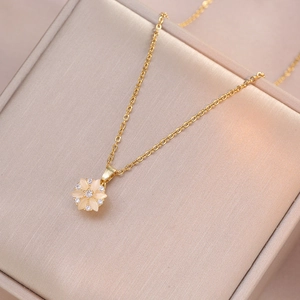 Collana con fiore rotante dorato con petali di opale e accenti di zirconi bianchi