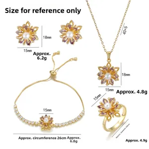 4-teiliges goldenes Blumen-Schmuckset mit lila Edelsteinen und Perlen auf weißem Grund