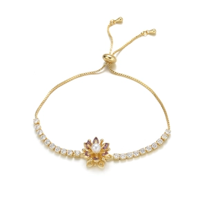 Détail du bracelet lotus doré avec pétales mauves, zircons et une perle blanche centrale