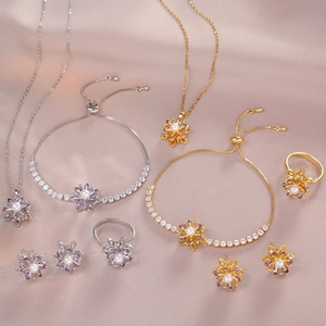 Parure bijoux fleur avec pétales violets et perles incluant collier et bracelet