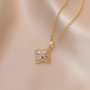 Collier trèfle doré élégant avec pendentif en zircon sur fond de soie pour femme