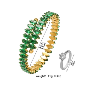 Détails des dimensions du bracelet doré en zircon et de la bague en argent