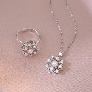 Parure Collier et Bague Fleur Rotative en Acier Titane pour Femme Collier Pendentif Perle Artificielle et Strass Tendance