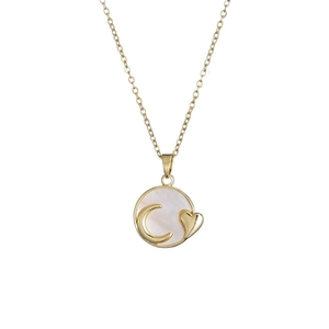 Collier doré avec pendentif lune et cœur et incrustation de nacre sur fond blanc