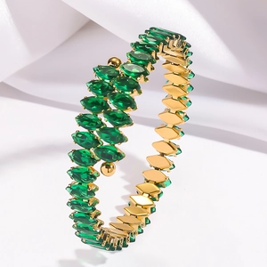 Bracelet jonc en acier doré serti de zircons émeraude taille marquise avec motif de feuilles