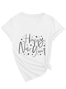 Détail du t-shirt blanc col V avec imprimé Happy New Year et nœud élégant à l'ourlet