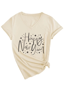 Détail du t-shirt col en V avec imprimé Happy New Year et nœud latéral de couleur beige