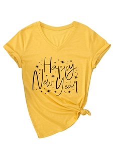 Détail du t-shirt jaune à col en V avec imprimé Happy New Year et nœud élégant à l'ourlet