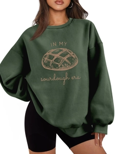 Gros plan du texte Sourdough Era sur un sweat-shirt épais pour femme vert forêt