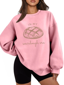 Détail de l'imprimé du sweat rose Sourdough Era avec coupe décontractée à col rond