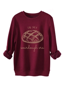 Détail du sweat bordeaux sourdough avec illustration de pain et lettrage style vintage