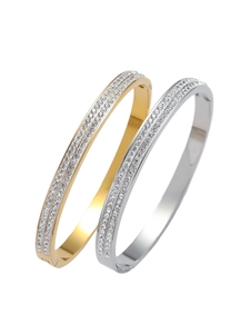 Détails des bracelets en acier doré et argenté avec double rangée de strass pavés