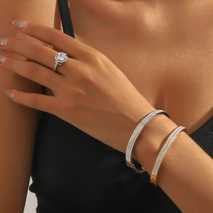 Ensemble de bracelets en acier et bague en argent avec zircons sur poignet