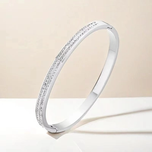 Détail du bracelet en acier titane argenté orné de deux rangées de cristaux brillants