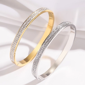 Bracelets joncs en acier titane avec double rangée de cristaux en or et argent sur soie