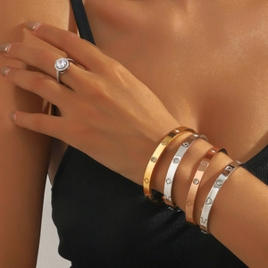 Ensemble de bracelets en acier titane avec motif trèfle et bague sertie de zircon
