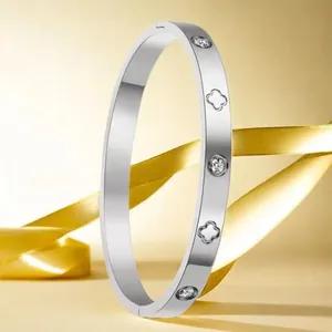 Détail d'un bracelet en acier inoxydable avec motifs trèfle et cristaux incrustés