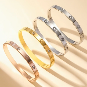 Ensemble de bracelets en acier titane poli avec motifs trèfles et cœurs en trois tons