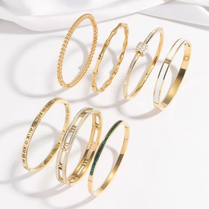 Set mit 7 goldenen Edelstahl-Armreifen mit römischen Ziffern und Kristallbesatz