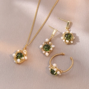 Gros plan détaillé sur un ensemble de bijoux en pierre verte et perles d'eau douce