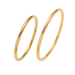 Brazaletes minimalistas dorados de acero inoxidable con acabado pulido y elegante