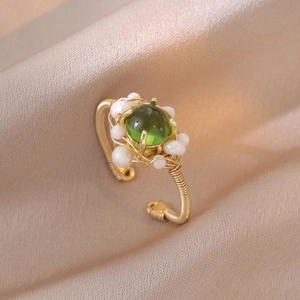 Bague artisanale en fil d'or avec pierre précieuse verte et détails en perles