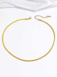 Détail du collier chaîne serpent plate dorée avec fermoir mousqueton et extension