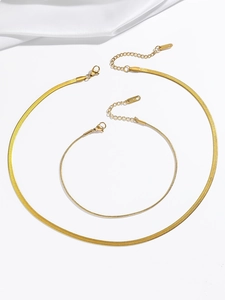 Détail du collier chaîne serpent plate dorée avec fermoir mousqueton et chaînette réglable