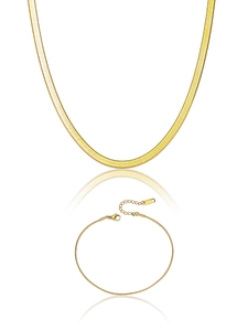 Détail de l'ensemble collier et bracelet à maille serpent dorée sur fond blanc épuré