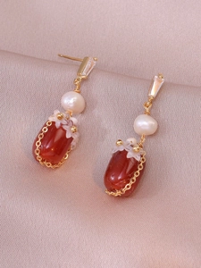 Détails de boucles d'oreilles vintage avec pendentifs en agate rouge et fleurs blanches