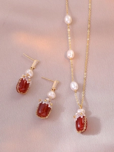Détail du collier en agate rouge et perles d'eau douce avec boucles d'oreilles