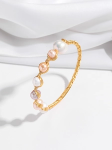 Dettaglio del bracciale in filo dorato con perle d'acqua dolce barocche naturali