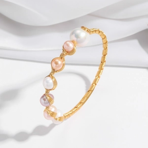 Bracciale dorato regolabile con perle d'acqua dolce barocche e design a spirale