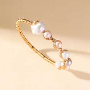 Elegante bracciale in filo dorato con sette perle d'acqua dolce naturali multicolore