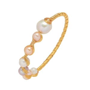 Bracciale regolabile fatto a mano in filo dorato con perle d'acqua dolce barocche