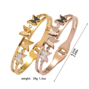 Détail de bracelets papillon dorés et or rose avec dimensions et poids du produit