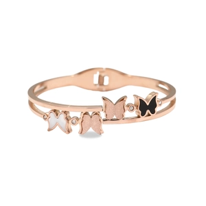 Détail du bracelet papillon en or rose avec finition mate et incrustation en nacre
