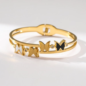 Détail du bracelet papillon doré avec nacre, finition mate et zircons scintillants