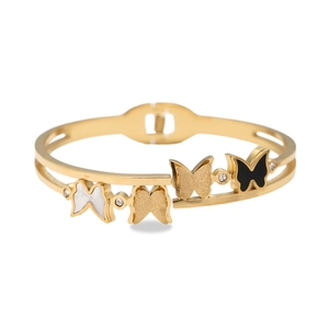 Détail du bracelet papillon doré avec finition mate et accents en émail noir et blanc