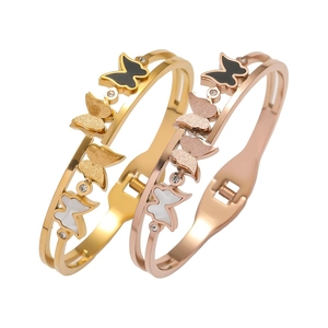Bracelet papillon givré en acier titane avec finitions or et or rose élégantes
