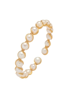 Détails de la technique de fil doré enroulé à la main avec perles blanches sur le bracelet