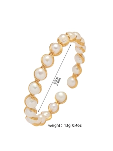 Détail d'un bracelet en perles fait main avec fil de cuivre, diamètre de 6,2cm et poids de 13g