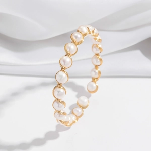Bracelet jonc ouvert fait main en fil doré et perles d'eau douce naturelles pour femme