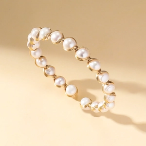 Bracelet jonc ouvert artisanal en fil d'or avec de véritables perles d'eau douce