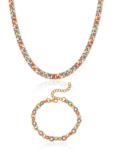 Détail de l'ensemble chaîne gourmette dorée avec incrustations en émail coloré et bracelet