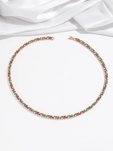 Détail du collier chaîne cubaine dorée avec émail multicolore et fermoir mousqueton robuste